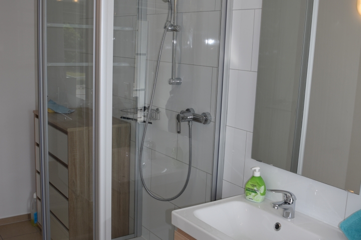 Duschkabine und Waschbecken