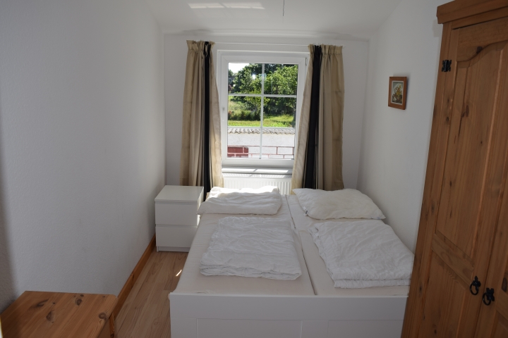 Schlafzimmer 1 mit Doppelbett und Schrank