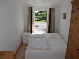 Schlafzimmer 1 mit Doppelbett und Schrank