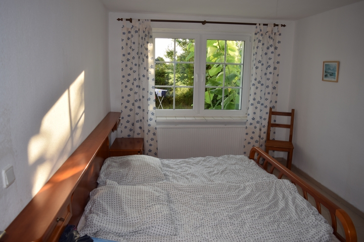 Schlafzimmer mit Doppelbett und Schrank