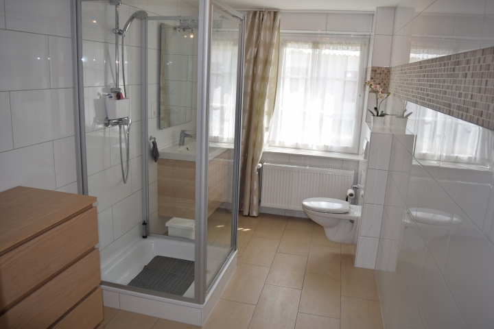 Grosses, helles Bad mit Dusche