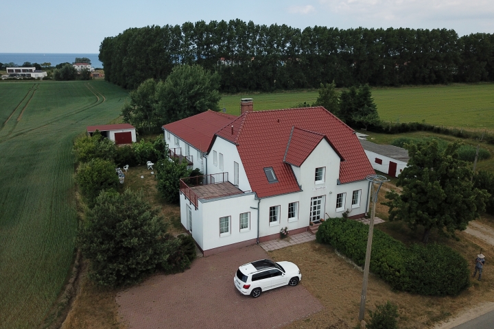 Schwalbenhof Ferienwohnungen | Haupthaus mit Parkplatz