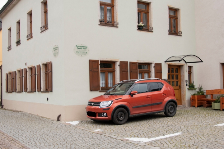 Ferienwohnung Familie Pech | Ihr Parkplatz direkt vor der Ferienwohnung. Diese liegt im Erdgeschoss.