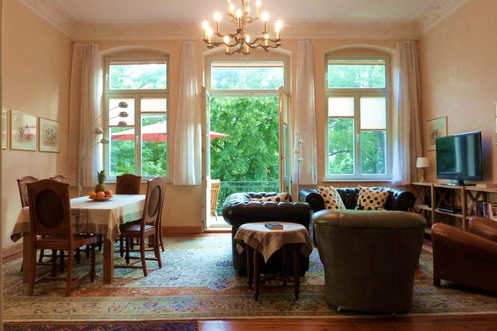 Wohnraum mit Balkon