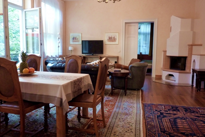 Wohnraum mit Kamin