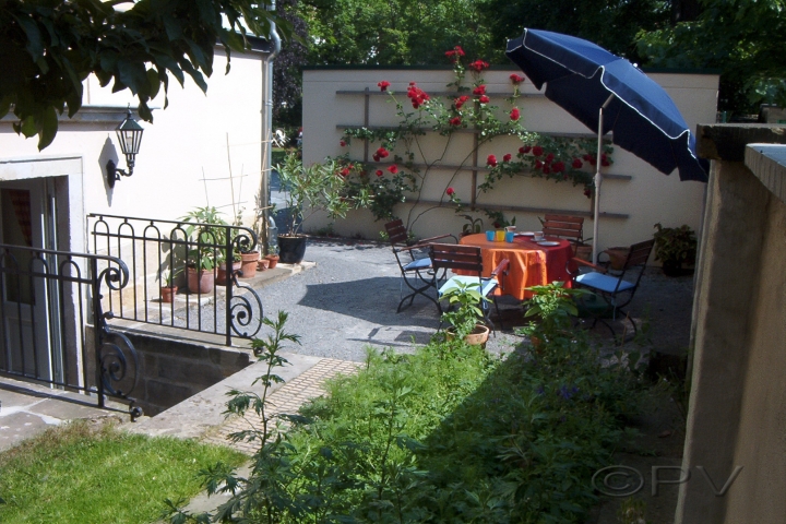 Garten mit Sitzgruppe (Privatbereich zur Ferienwohnung)