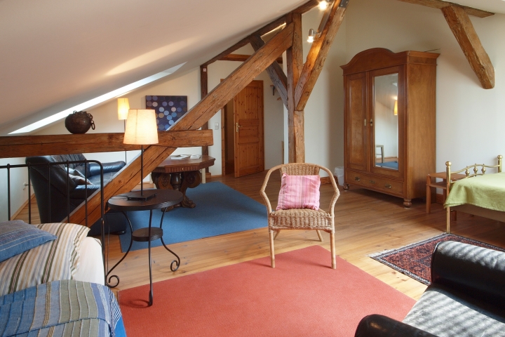 gr. Schlafzimmer mit zwei Einzelbetten