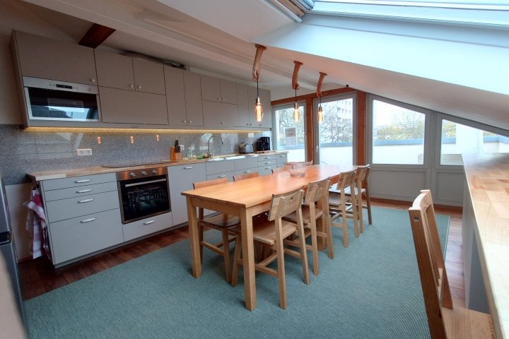 Küche mit Esstisch und Terrasse