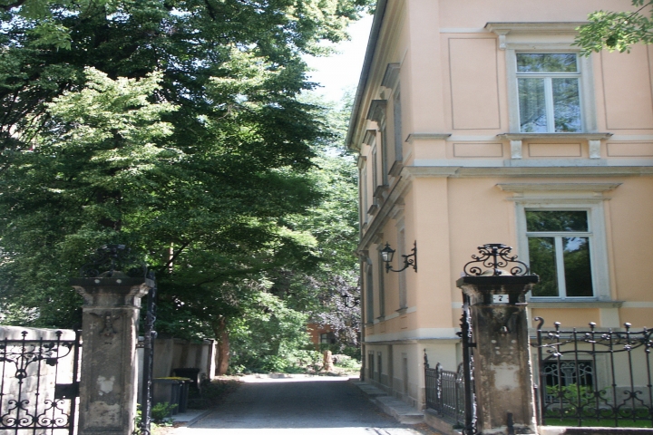 Villa Haniel, Einfahrt