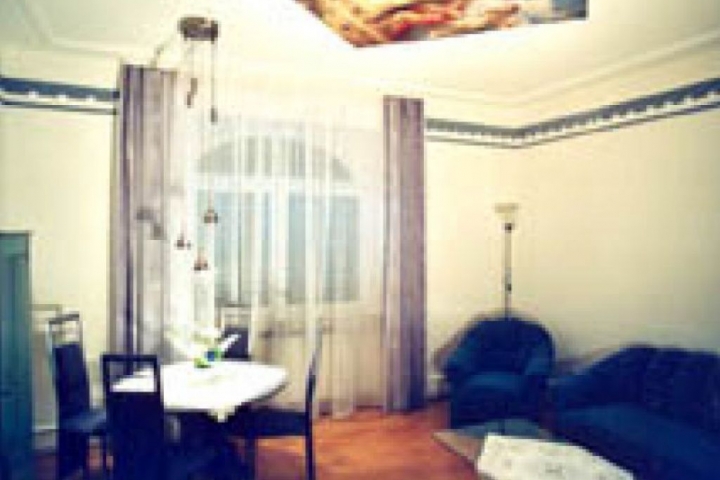Wohnzimmer mit Deckengemälde