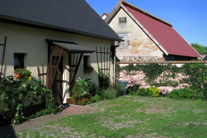 Ruhige Lage, beide Ferienhohnungen befinden sich im Hofgebäude (links). Hier der Zugang zur Wohnung B. 