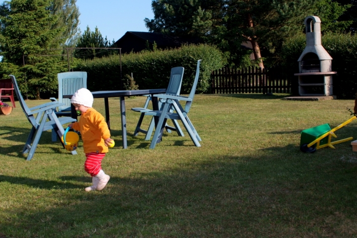 Ostsee-Ferienwohnungen auf dem Land | Direkter Zugang beider Wohnungen zum großen Garten (insg. 1000 qm) mit Sitzbereich, gemauertem Grill, Sandkasten und überdachtem Wäschetrockenplatz.