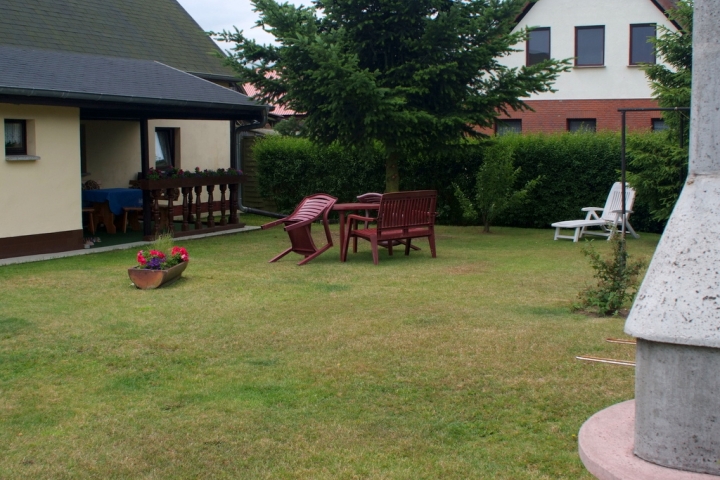 Ostsee-Ferienwohnungen auf dem Land | Wohnung A: Terrasse u. Sitzbereich im Garten (ein Wohn/Schlaf- und ein Schlafraum, Miniküche, Bad). Max. 3 Personen.