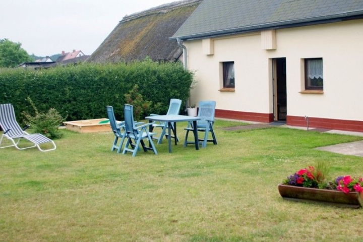 Wohnung B: Sitzbereich im Garten (2 Schlafräume, 2 Bäder, eine kleine Wohnküche). Max. 4 Personen).