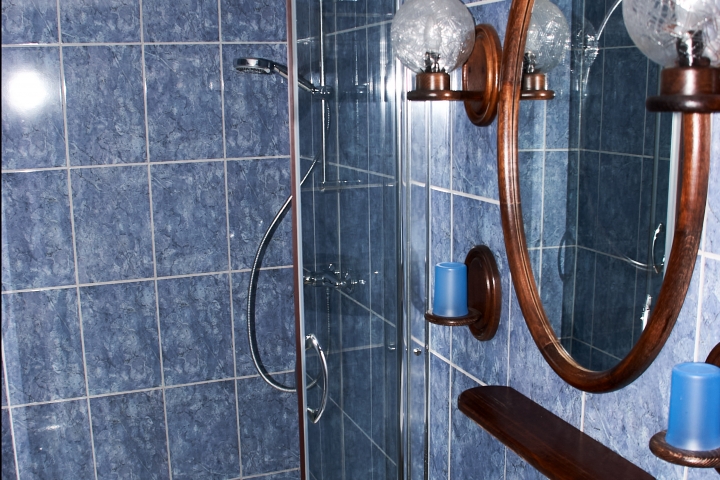 Bad mit Dusche 2