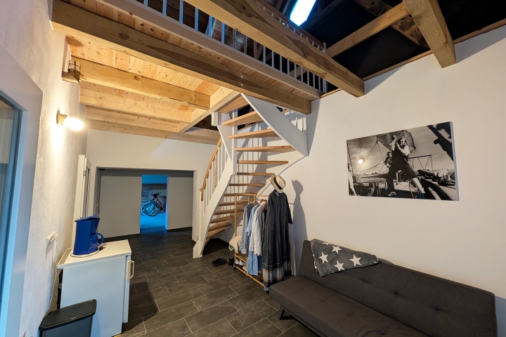 Im Durchgang findet sich neben der Garderobe ein Getränkekühlschrank und eine Kaffeemaschine