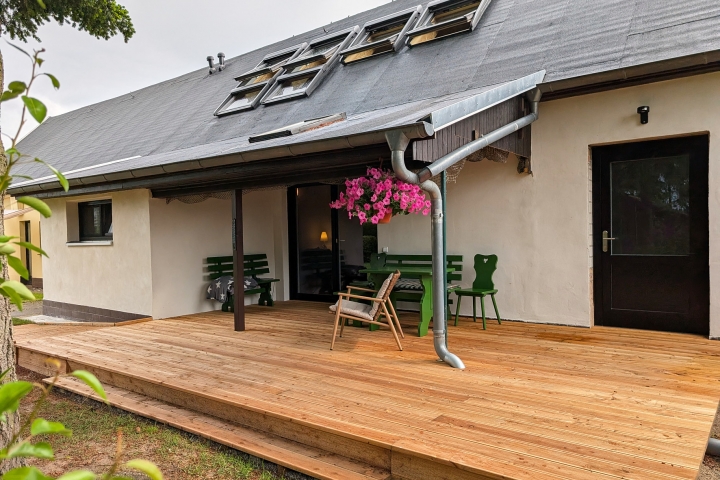 Die Terrasse ist teilüberdacht und hat direkten Zugang vom Salon, vom Durchgang und natürlich vom Garten.