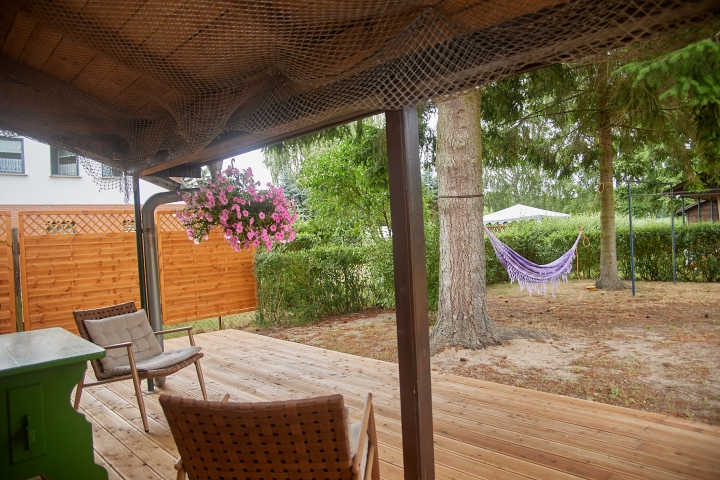 Terrasse. Manchmal ist die brasilianische Hängematte aufgespannt (é Baiano mesmo).