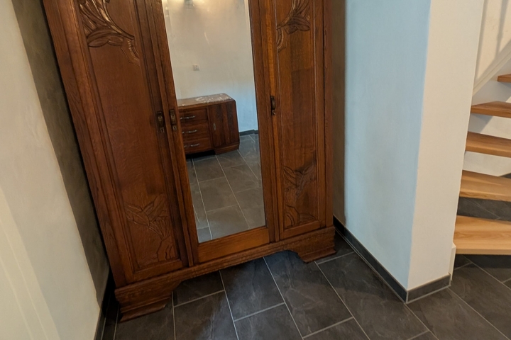 Speicherflur im Durchgang. Platz für Ihre Abendgarderobe.