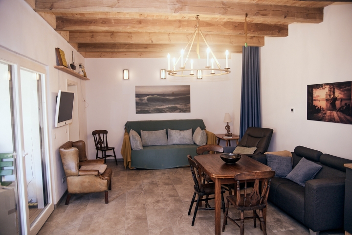Salon. Von hier geht es in die Kajüte und auf die Terrasse. 