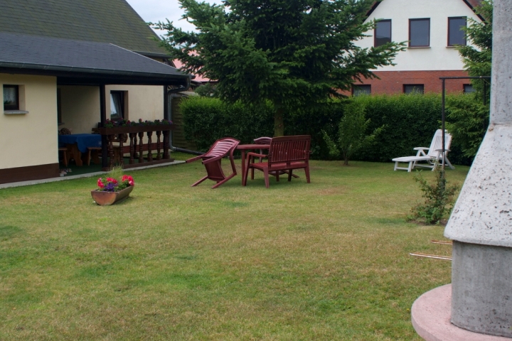 Ostsee-Ferienwohnungen auf dem Land | Ferienwohnung A. Terrasse und Sitzbereich im Garten.