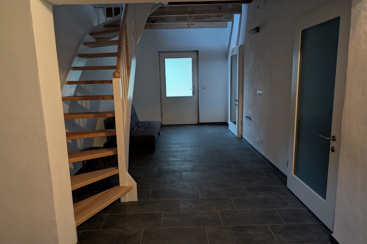 Durchgang. Verbindet Fahrradraum, Bad, Salon und Garten. Treppenaufgang ins Oberdeck.