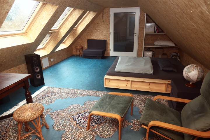 Oberdeck. Doppelbett, Blick über Garten und Wiesen.