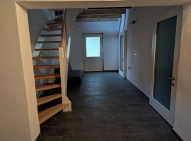 Durchgang. Verbindet Fahrradraum, Bad, Salon und Garten. Treppenaufgang ins Oberdeck. 