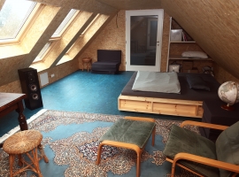 Oberdeck. Doppelbett, Blick über Garten und Wiesen. 