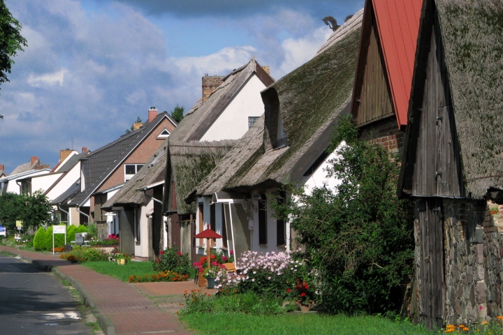 Ulrichshorst ist ein ruhiges Dörfchen. Nur eine Straße, größtenteils einseitig bebaut. 
