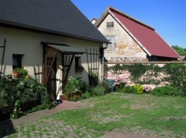 Ruhige Lage, beide Ferienhohnungen befinden sich im Hofgebäude (links). Hier der Zugang zur Wohnung B. 
