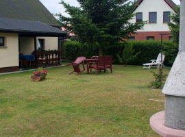 Wohnung A: Terrasse u. Sitzbereich im Garten (ein Wohn/Schlaf- und ein Schlafraum, Miniküche, Bad). Max. 3 Personen.