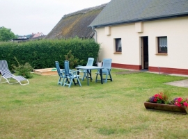 Wohnung B: Sitzbereich im Garten (2 Schlafräume, 2 Bäder, eine kleine Wohnküche). Max. 4 Personen).