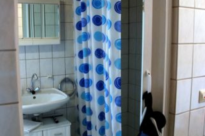 Bad, mit sehr großer 
Dusche, Waschbecken und WC.
Fön vorhanden