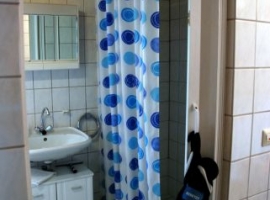 Bad, mit sehr großer 
Dusche, Waschbecken und WC.
Fön vorhanden