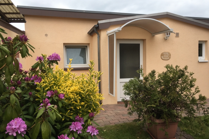 Vorderansicht vom Bungalow, rückwärtig ist eine möbl.Terrasse.