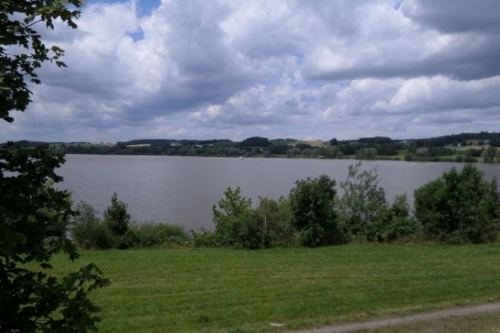 Der Rottauensee bei Pfarrkirchen mit zahlreichen natürlichen Liegewiesen