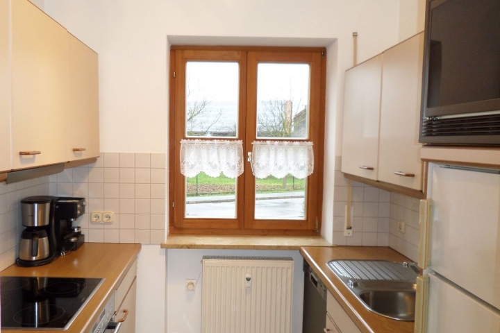 hier zu sehen die separate Küche mit hochwertigem Geschirr, und allen möglichen elektrischen Geräten.