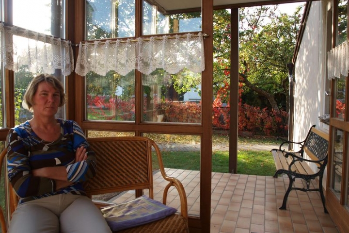 hier der Wintergarten mit Blick auf die Terrasse mit Garten