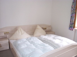 Das Schlafzimmer mit Doppelbetten in der Größe 2x 2,o x 1,0 m