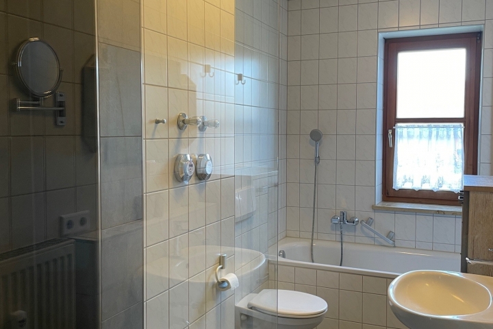 Badezimmer mit Wanne und Dusche