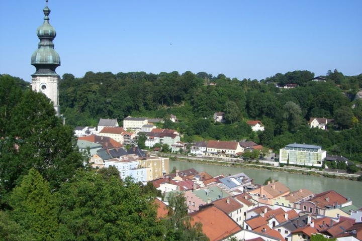 ca. 50 km bis nach Burghausen, mi ihren 1.043 Metern ist sie die längste Burganlage Europas