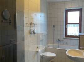 Badezimmer mit Wanne und Dusche