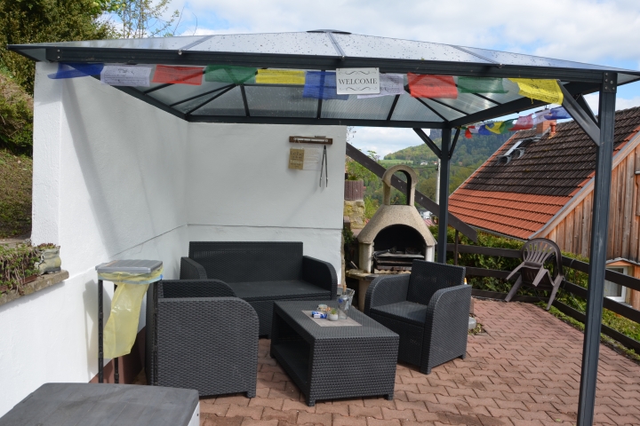 Ferienhaus 1 - für 2 bis 4 Pers. mit 1 Aufbettung
Ihre Terrasse mit Ratanmöbeln und Grill !