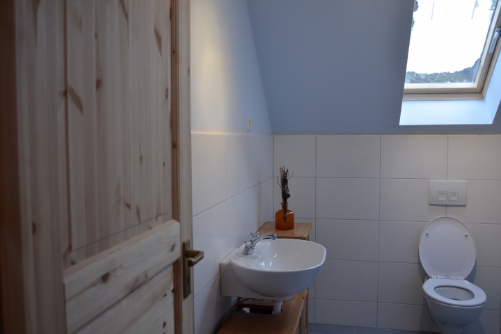 Obergeschoß - WC und Waschbecken.