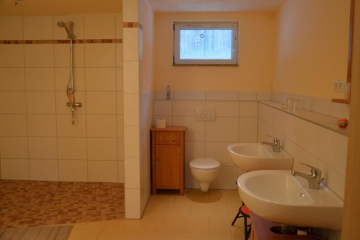 Badezimmer mit 2 Duschen