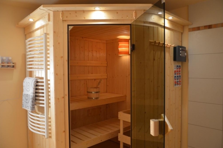 Bad mit 2 Duschen 2 Waschbecken 1 WC und Sauna