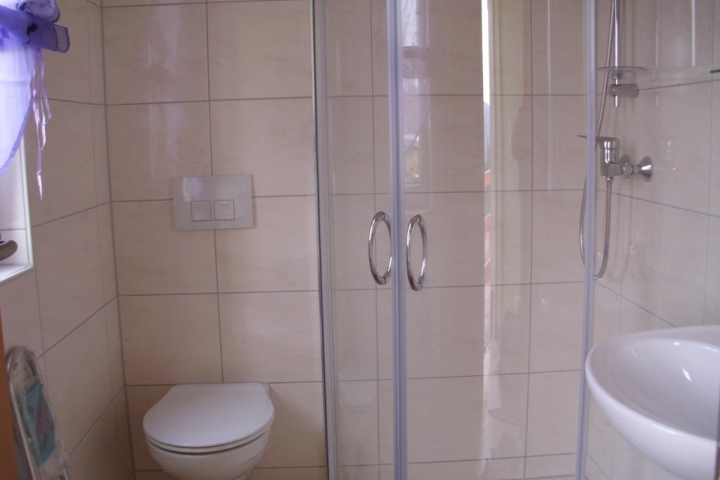 Bad mit Dusche, WB und WC