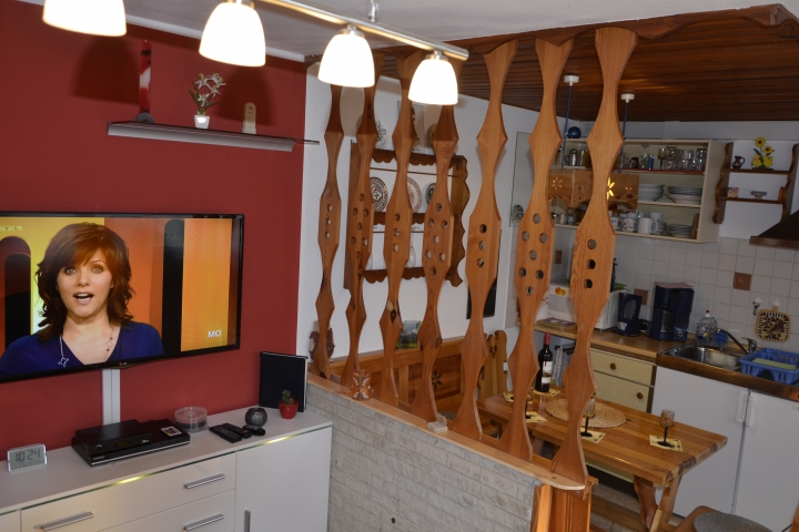 Ferienhaus 1 mit 2 getr. Schlafzimmern.
Wohnzimmer mit Essecke.