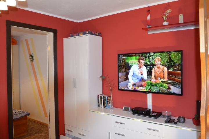 Ferienhaus 1 mit 2 getr. Schlafzimmern.
Wohnzimmer mit TV - DVD und Schrankwand.